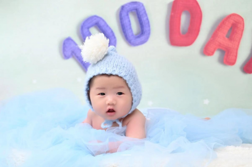 贵州宝宝趴着吃奶 贵州宝宝趴着吃奶